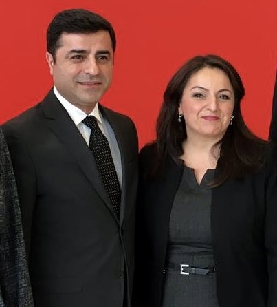 Die politiische Verfolgung des Oppositionsführers #Demirtas in der #Türkei durch #Erdogan nimmt immer groteskere Formen an. Von der #Bureg ist natürlich wieder einmal keine Kritik am #NATO-Partner zu hören.Auch einen Waffenstopp gibt es nicht.👎
-Freiheit für Selahattin Demirtaş!