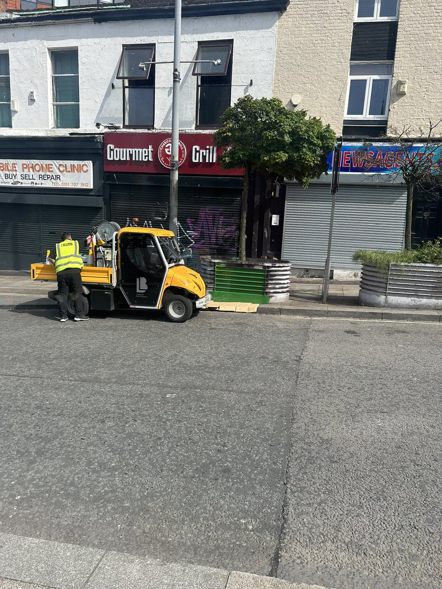 Nice one @LpoolBIDcompany for sorting out these awful planters - this will make a huge difference and it’s been needed for years! - Hardman Street planters being shown some love #pennylanewombles #litterpicking #sustainable #gogreen #savetheplanet #beatles #pennylane