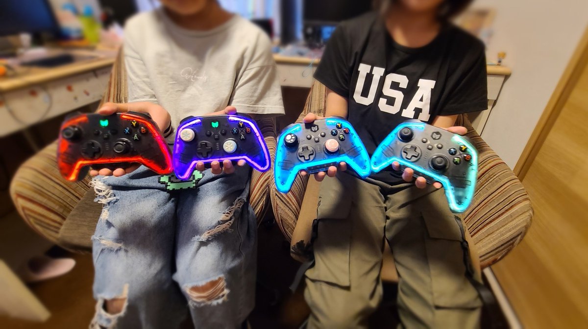 ゲーム好きの我が家では #bigbigwon さんのRAINBOW2PROを愛用🎮なんと4台もあります🤣パパが色んなPADを使って、これが1番と皆にプレゼント！家族でスプラ、Fortnite、OW2、パパのAPEXにも大活躍🔥アプリでボタン設定、デッドゾーン設定、背面ボタン4つ🎮あと、なんといってもリーズナブル〜💰︎💕︎
