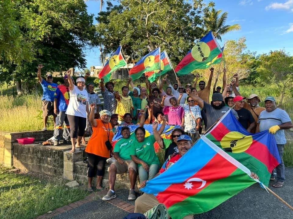 🔴 Fransa'ya karşı ayaklanan Yeni Kaledonya'da Azerbaycan bayrağı taşıyan protestocular.