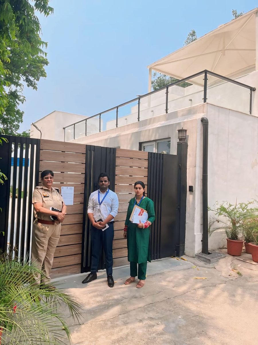 #SwatiMaliwal assault case: Officers of the #NCW & ACP of Civil Lines, New #Delhi, attempted to serve Notice of Hearing to Bibhav Kumar at his house. On refusal of the occupants to accept the notice, the officers affixed it on gate.The hearing is scheduled for 18th May. #AAP