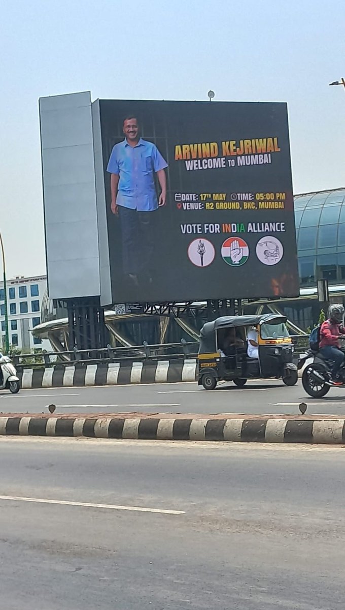 मुंबई में अरविंद केजरीवाल का जोरदार स्वागत! इंडिया गठबंधन रैली की तैयारियां जोरों पर। महाराष्ट्र में बीजेपी को बड़ा झटका। उद्धव ठाकरे के साथ गरजे अरविंद केजरीवाल। #ArvindKejriwl #Welcome_to_Mumbai