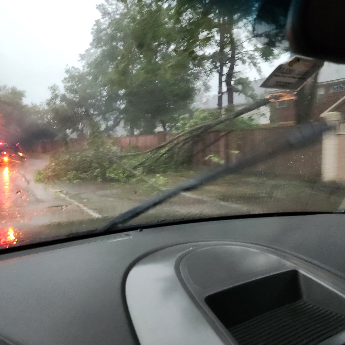 AB713MUFC's tweet image. #HoustonTornado
Hw 6 past FM 529, had a helluva time lol, mind the dash 🙄