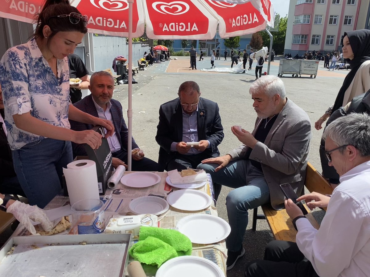 Skm Başkanımız Erol Polat, Meclis Üyemiz Zabit İspir ve Ekşioğlu Mahalle Başkanımız Fatih Ormancı ile birlikte Mehmet Akif Ersoy İlkokulu’nda, Okul Aile Birliği’nin düzenlediği kermese katılım sağladık. Okul Aile Birliği yöneticilerine ve Okul müdürümüze teşekkür ediyorum.