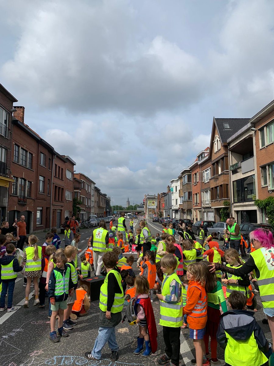 filipwatteeuw's tweet photo. 🚸 De lln van Freinetschool De Vlieger vragen meer verkeersveiligheid op de drukke Land V. Waaslaan. Terecht!
👉 Daarom verlagen we de snelheid naar 30km/u en pakken we het kruispunt met de V. Aerenbergstraat aan.
@LydiaPeeters
#gentverandert #methodewatteeuw #durvenkiezen https://t.co/CNU1JQWUOs