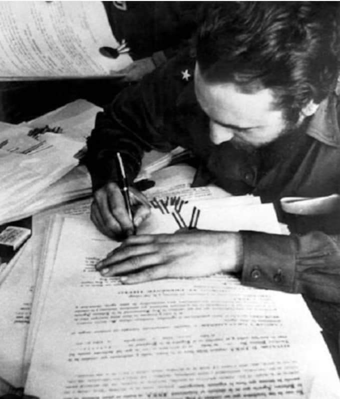 Hace 65 años, en la Sierra Maestra, #Fidel firmó la Ley de Reforma Agraria. Es uno de los momentos más grandes de la historia de #Cuba porque se eliminó el latifundio y dignificó al campesinado como dueño de la tierra que hacía producir. #TenemosMemoria #SantiagoDeCuba