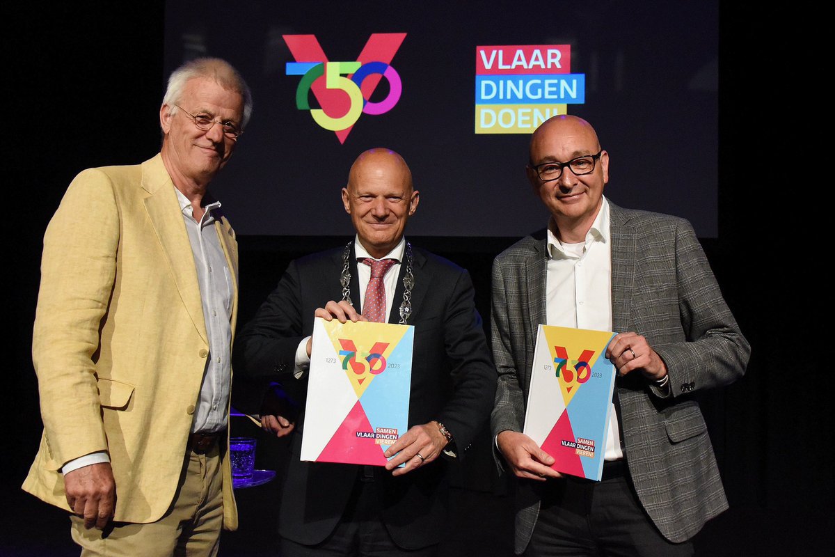 Woensdagavond heb ik samen met <a href="/bertwijbenga/">Bert Wijbenga</a> het boek uitgereikt gekregen waarin teruggekeken wordt op de viering van 750 jaar stadsrechten van <a href="/VolgVlaardingen/">volgvlaardingen</a>. Het was een fantastisch jaar, mede dankzij de inzet van veel betrokken Vlaardingers en @vlaardingen_750! <a href="/FondsSV/">Fonds SV</a>