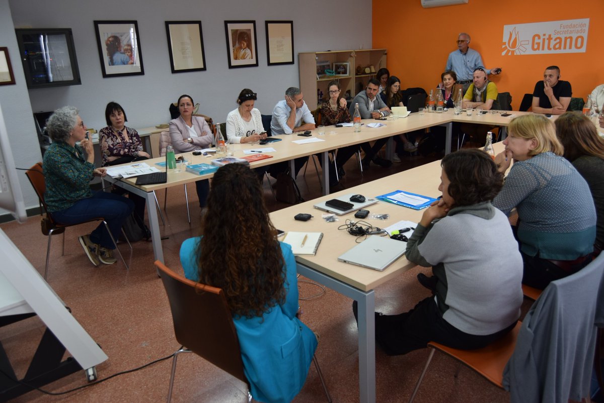 Maite Andrés, nuestra directora de Inclusión, presenta como caso exitoso, el realojo de familias gitanas en Segovia, que permitió que 288 personas accedieran a una #vivienda digna. El 50% eran menores. #SafeHousingSecureFamilies