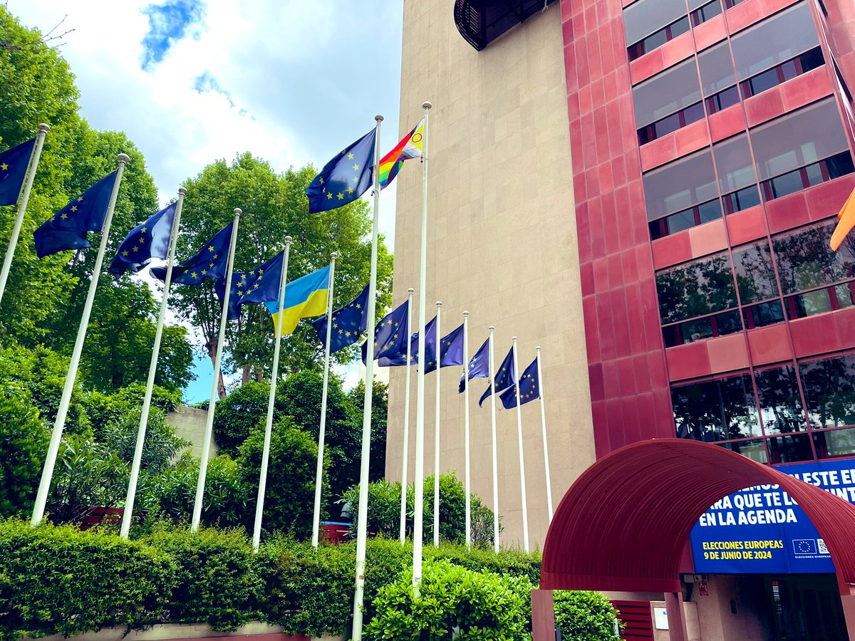 🇪🇺🏳️‍🌈 Hoy es el Día Internacional contra la Homofobia, la Transfobia y la Bifobia y la bandera arcoíris ondea junto a la europea. Porque la UE es una zona de libertad para las personas LGTBIQ. #IDAHOBIT