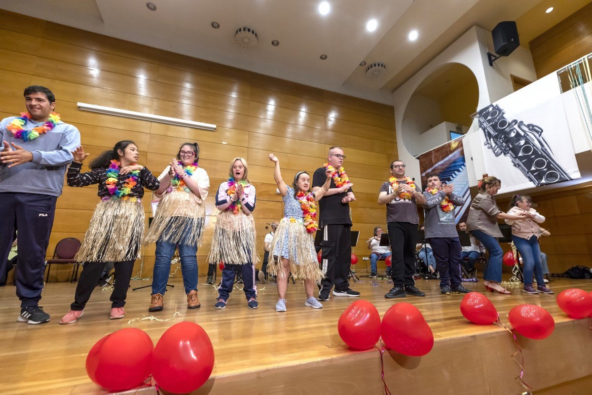 TorreviejaVista's tweet image. vistaalegretorrevieja.com/?p=30214 ¡Emotivo concierto "Uniendo Corazones" en Torrevieja! 💖🎶 Alumnos del colegio Alpe disfrutaron de música, baile y diversión en el Auditorio del Palacio de la Música.  #Concierto #Música #Emociones