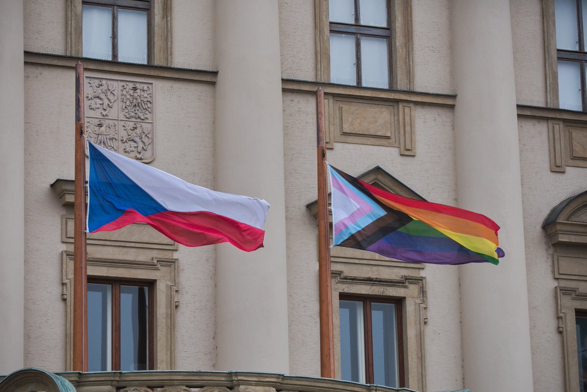 7 % Čechů (= cca 740 tisíc) není heterosexuální, říká nový průzkum @NUDZ_cz. LGBT+ lidé jsou nedílnou součástí naší společnosti. Rovná práva a respekt mají být samozřejmostí, ale v Česku to bohužel jde pomalu. Já v tom mám jasno. I proto dnes vlaje na @mzvcr duhová vlajka. 🏳️‍🌈