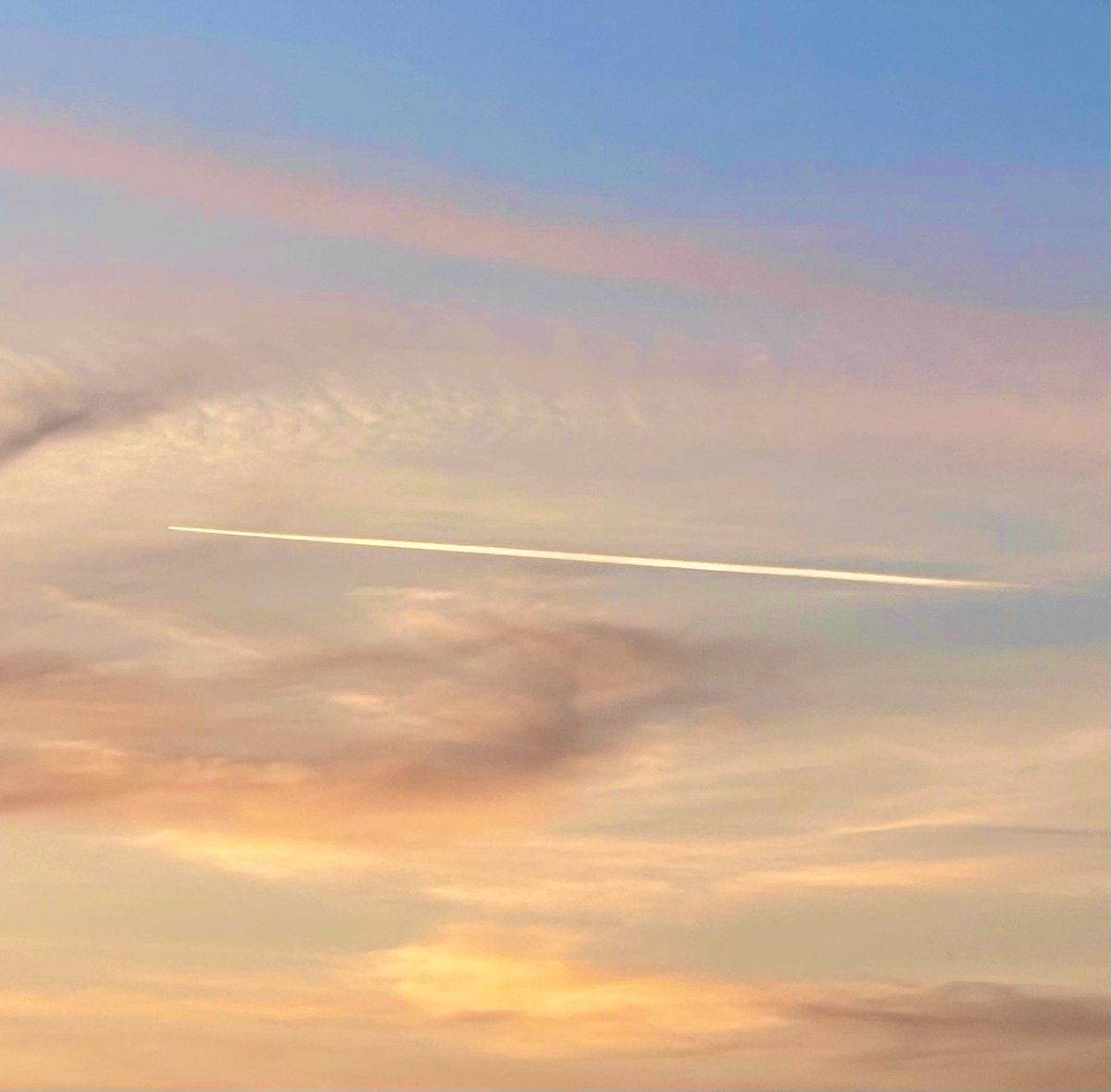 18時40分過ぎの空📷📱
日は落ちて。
スーッと伸びる飛行機雲✈️☁️
#日没
#夕空
#飛行機雲
#富士山
#iPhone12promax