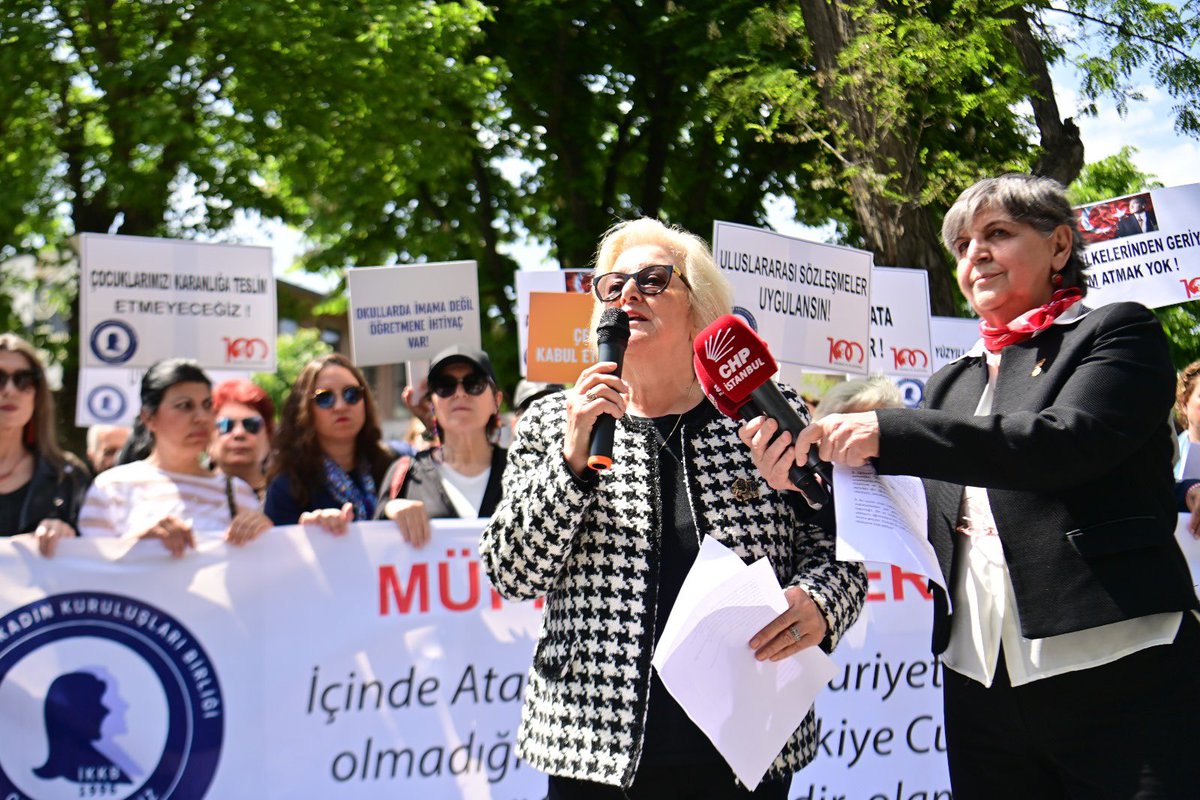 Eğitimde çağdaş ve laik müfredat için İstanbul Valiliği İl Milli Eğitim Müdürlüğü önünde yapılan basın açıklamasına katıldık. Yarın Saat 13.00'da Genel Başkanımız Sayın Özgür Özel ile hep birlikte eğitimcilerimiz, öğrencilerimiz, geleceğimiz için Saraçhane'deyiz.