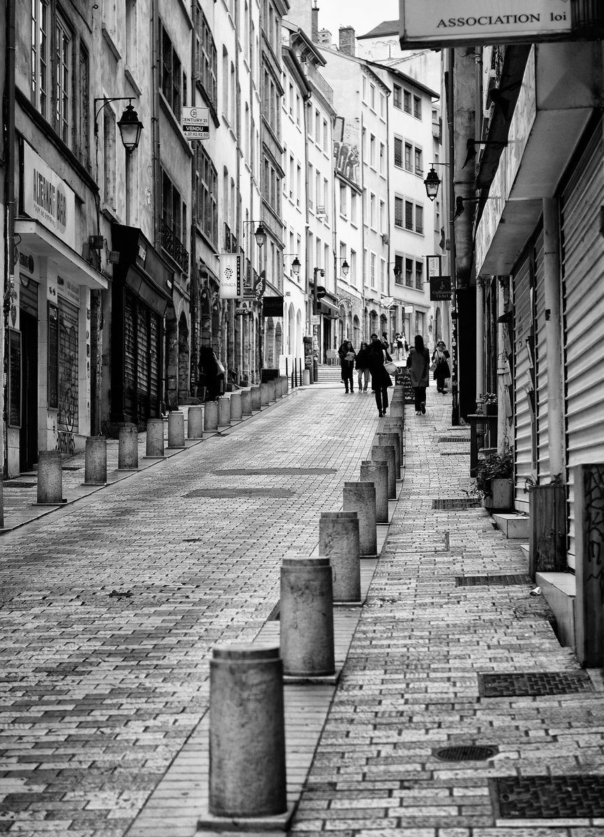 En chemin vers un pont 🙂

#streetphotography