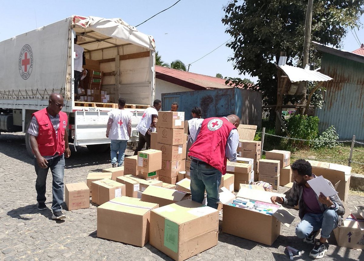 Conflict puts pressure on health facilities to treat the wounded. @ICRC donated emergency medical supplies to Tach Gayint and Nefas Mewucha Primary Health Centres in South Gondar, #Amhara region to provide health care for the wounded and sick.