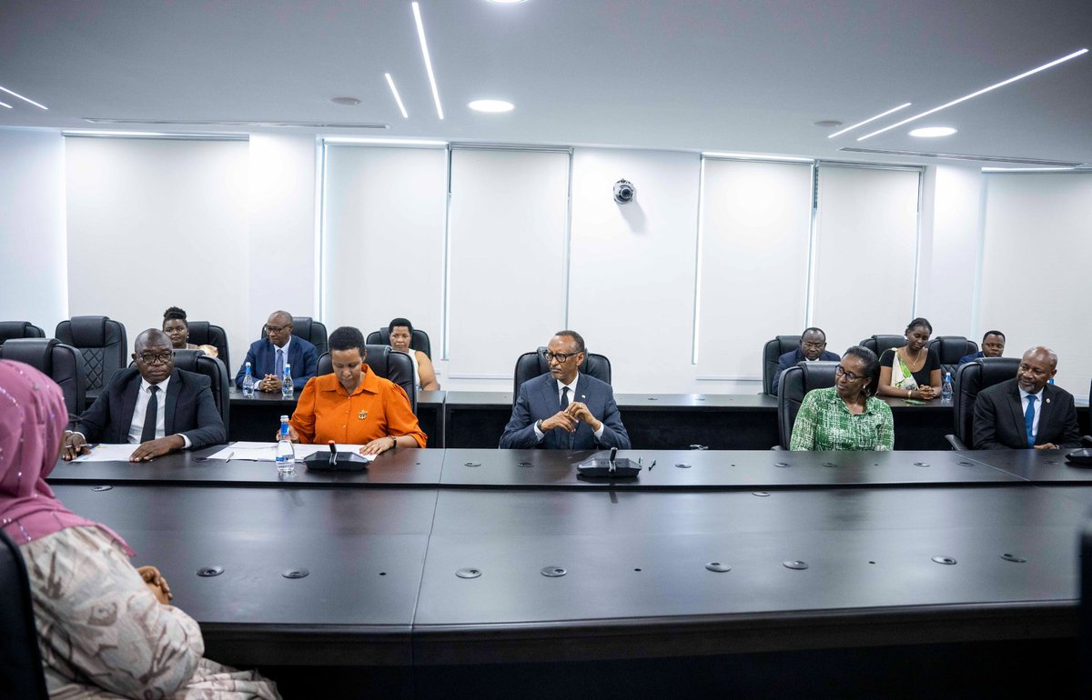 Today, President Kagame, who is also the RPF candidate for the upcoming presidential elections, presented his candidature to the National Electoral Commission (NEC). The President was accompanied by First Lady Jeannette Kagame, RPF Vice-Chairperson, RPF Secretary-General, and RPF