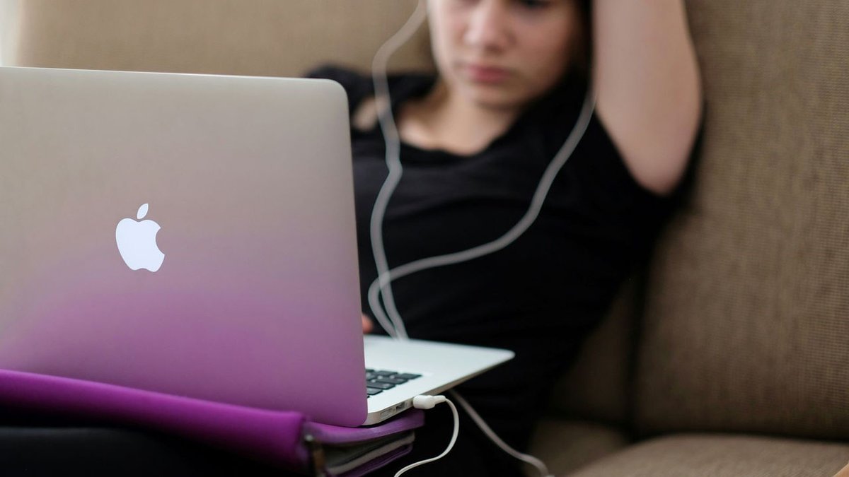 👩‍🦰📲 Adolescentes en línea: ¿cómo protegerles si ocultan su actividad en internet? 👇 Albert Jové, profesor de @UOCeimt, explica que que hay que educarles en seguridad y usar herramientas de control parental. 🔗 dozz.es/j3ehh