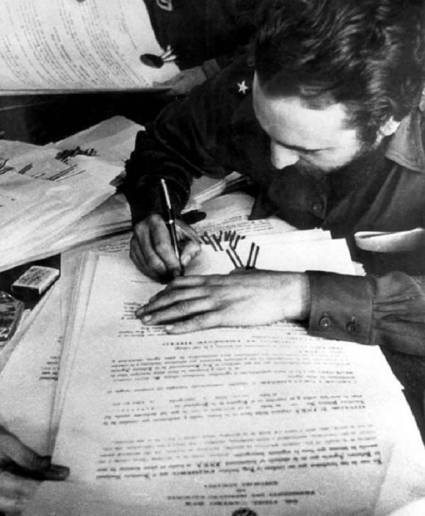 17/mayo/1959, desde el corazón de la Sierra Maestra, #Fidel firmaba la primera Ley de Reforma Agraria. Hacía realidad así su sueño expresado en el Programa del Moncada La Historia me Absolverá. #Chambas @mtycubanita1 @chamberohoy @CAvilaRadio10 @ArleyGomezC @PestanoYudelkys