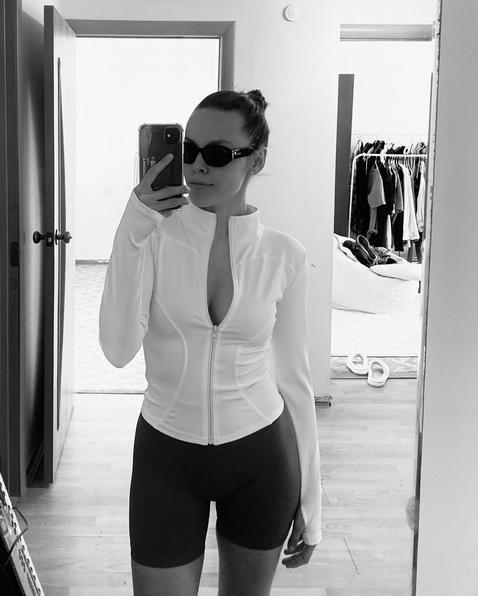 belkovadariia's tweet photo. Gm, world!🪷
I find my inspiration in various things, for example, in yoga. My morning started with hatha yoga and shavasana, and you? https://t.co/P57dCDwVMH
