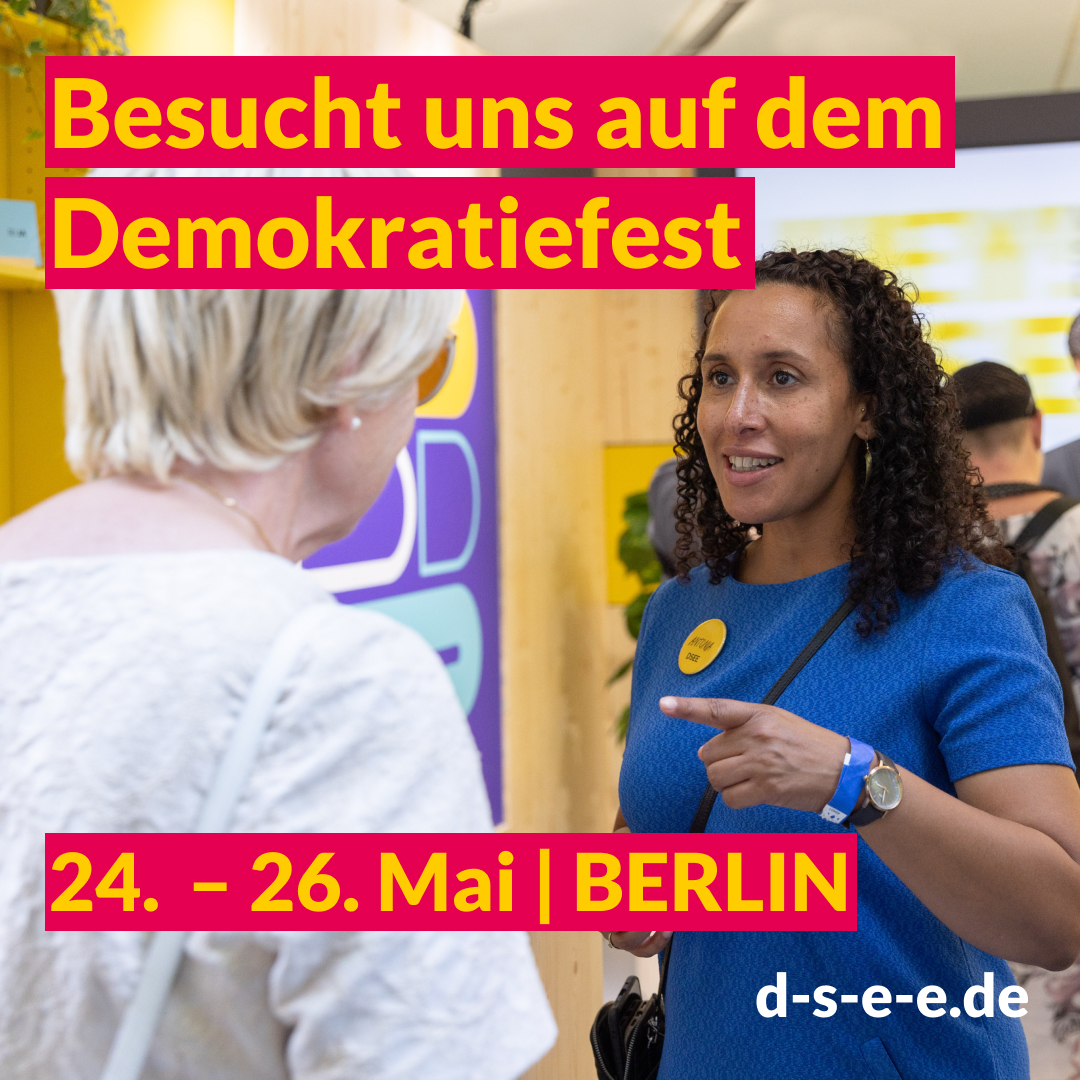 Besucht uns auf dem Demokratiefest in Berlin! 🎉🇩🇪 Vom 24. bis zum 26. Mai 2024 feiern wir gemeinsam das 75 Jubiläum des Grundgesetzes. Besucht uns an unserem Stand&kommt mit uns ins Gespräch! Wer aus dem #TeamEhrenamt ist dabei? 😊👋 Weitere Infos: bit.ly/3V2K9mW