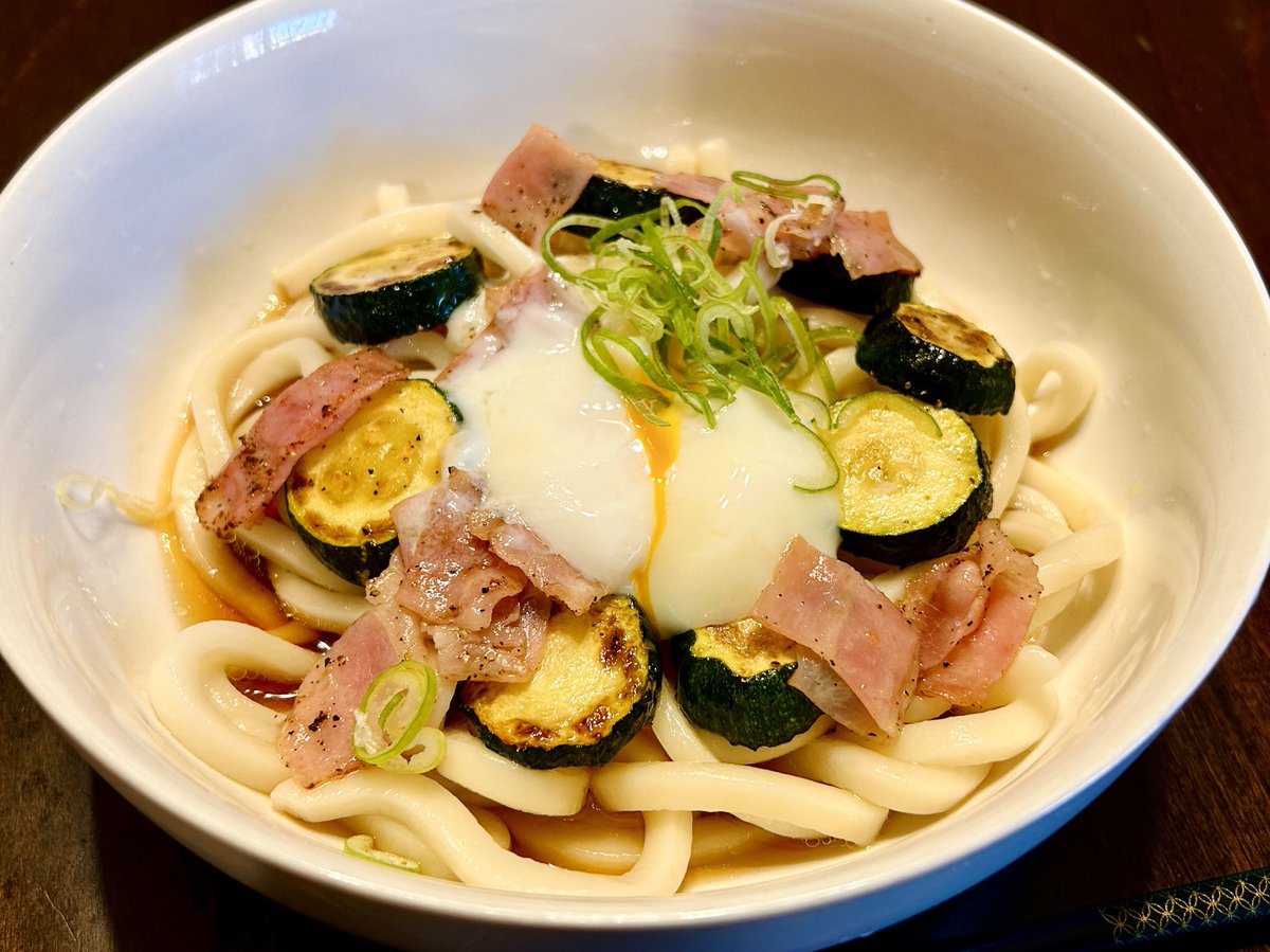 金曜日の晩ごはん。昼食べ過ぎたので、夜はさっぱりと冷やしうどん。ズッキーニとベーコンの温玉ぶっかけ冷やしうどん。
#おうちごはん #冷やしうどん #ズッキーニ