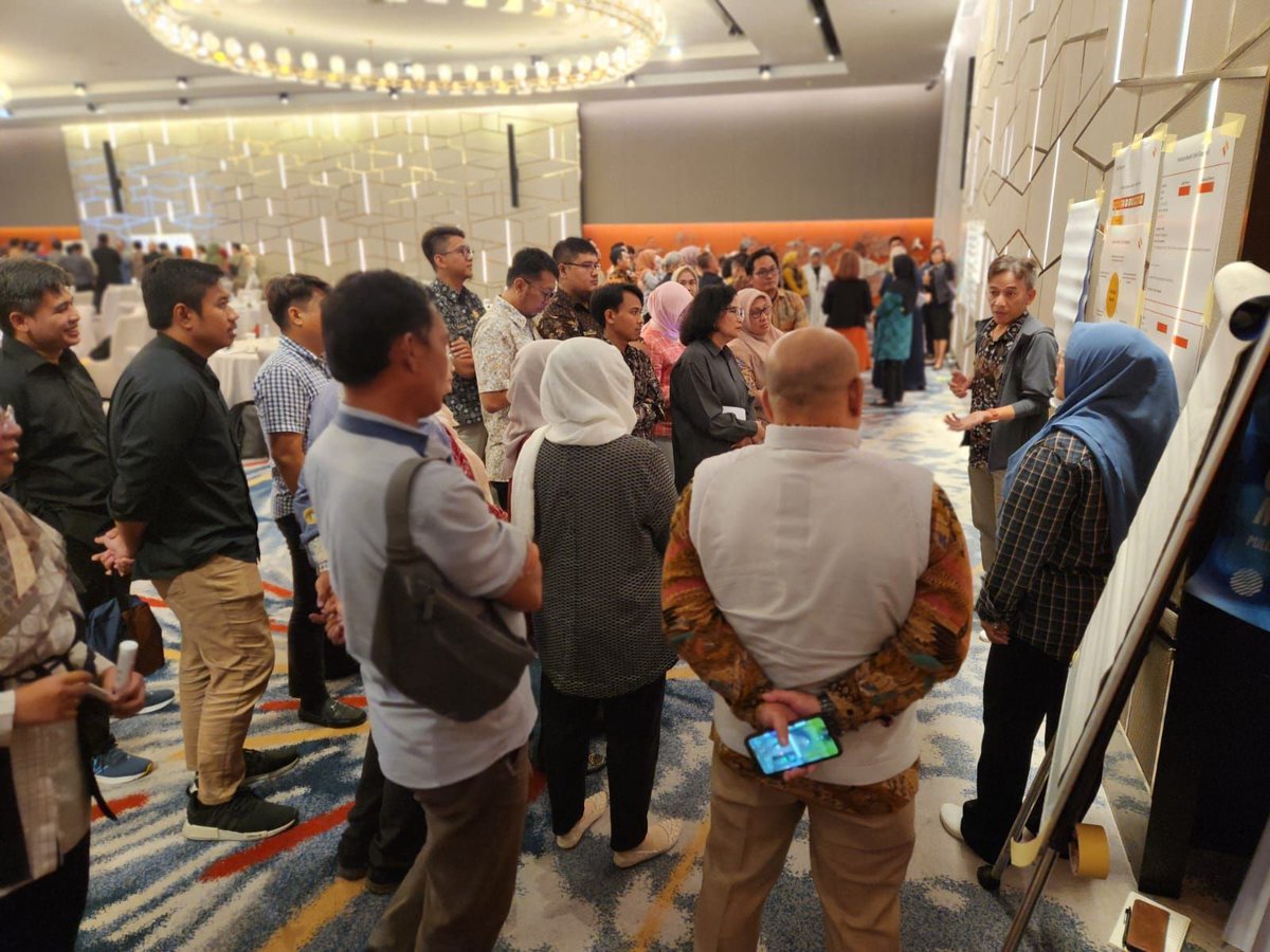 Better_Work's tweet image. Better Work's workshop in #WestJava, #Indonesia 🇮🇩 saw Govt officials, labour inspectors & our team discuss ethical labour practices & more.
Building partnerships for a brighter future!
👉 betterwork.org/better-work-in…
