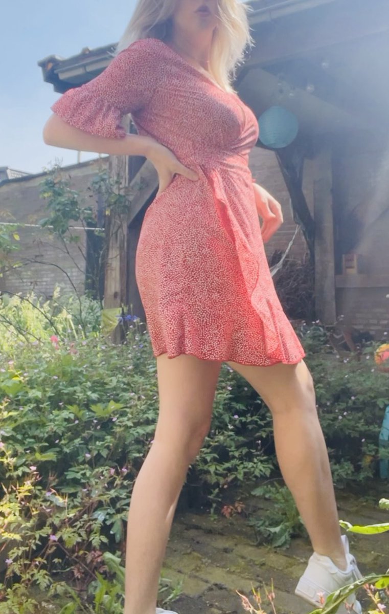 Miss_AvaFox's tweet photo. Pretty day for a pretty princess in a pretty dress. Would you get on your knees for me and give me a cut of your paycheck? 

Of course you will. I make you weak in the knees. https://t.co/BWffbDj9qr