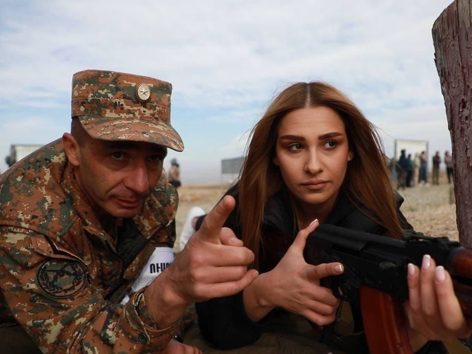Are women in the Armenian army pursuing dreams of equality or becoming pawns of a militarised nation-state? In #TSRWar, feminist activist Sona Baldrian looks at Armenia’s moves to extend female military participation. buff.ly/49x3ZLl 📸 Armenian Ministry of Defence
