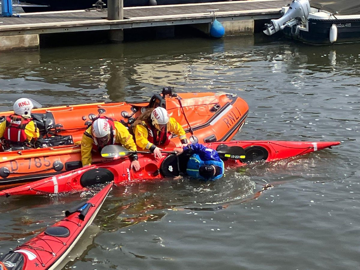 Teddington Lifeboat tweet media