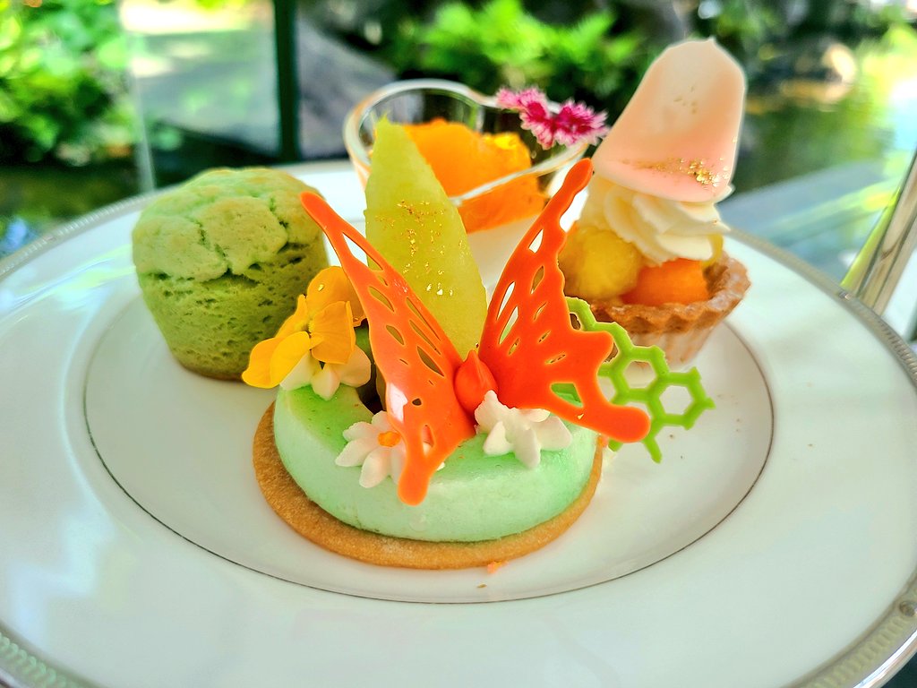 kobutar's tweet photo. ウェスティンホテル大阪のメロンアフタヌーンティー食べてきました🍈✨
美味しかったし、素敵なお庭が見える席で、原稿の合間の優雅な時間が過ごせて楽しかった🍈✨新緑の季節とメロンの組み合わせ最高🍈✨ https://t.co/oC3xFnvrGM