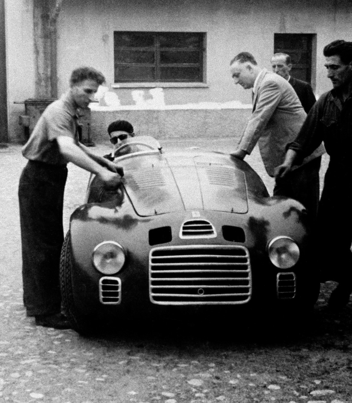 フェラーリ　Ferrari　フロントフード　エンブレム　旧車 フェラーリFerrariフロントフードエンブレム旧車
