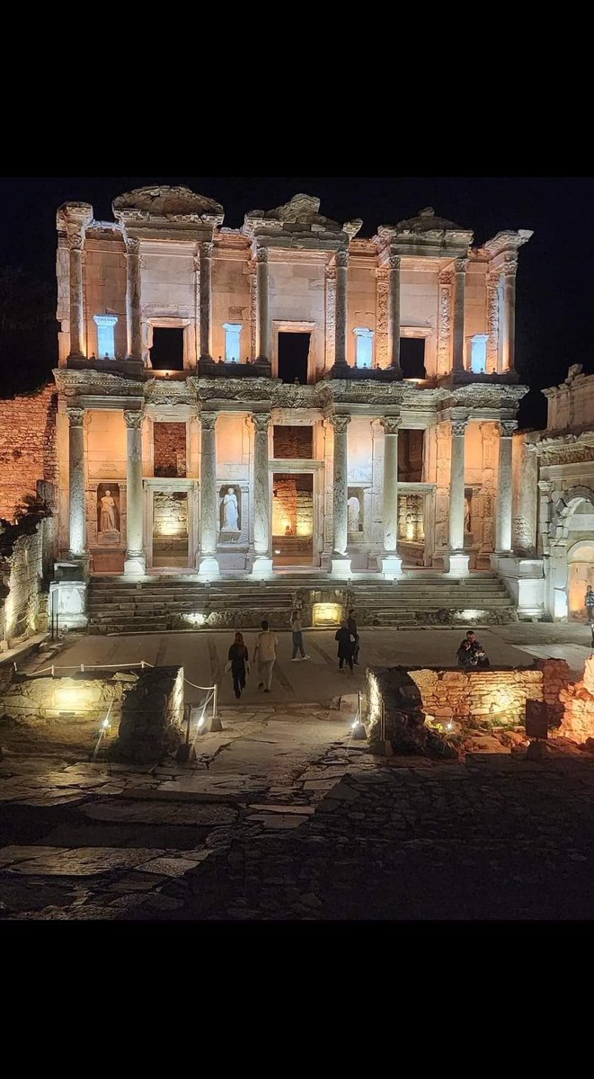 Efes Antik Kenti artık gece de gezilebiliyor.
