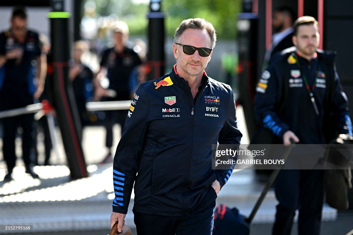 Oh no! Not that briefcase again, boss Christian Horner... did you at least have it conditioned and polished? Send it to Brunello Cucinelli; they can fix it up. 😩

Such neglect! 🙄

#ImolaGP #RedBullRacing #ChristianHorner