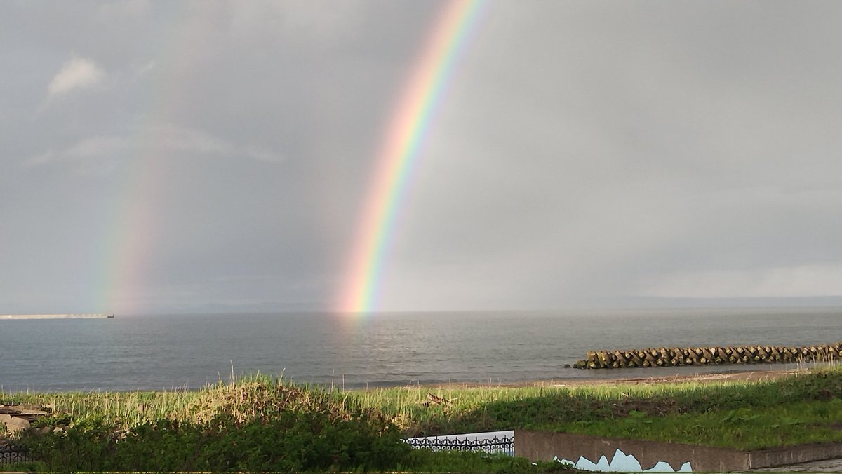 紋別来ました！！ 最初から最後まで見えるもの凄い綺麗な虹が二重に出てました。わかりづらいけど、海面に虹が映ってるのよ！ 逆さ虹とでも言うの？！ 今夜はいいことあるぞー！