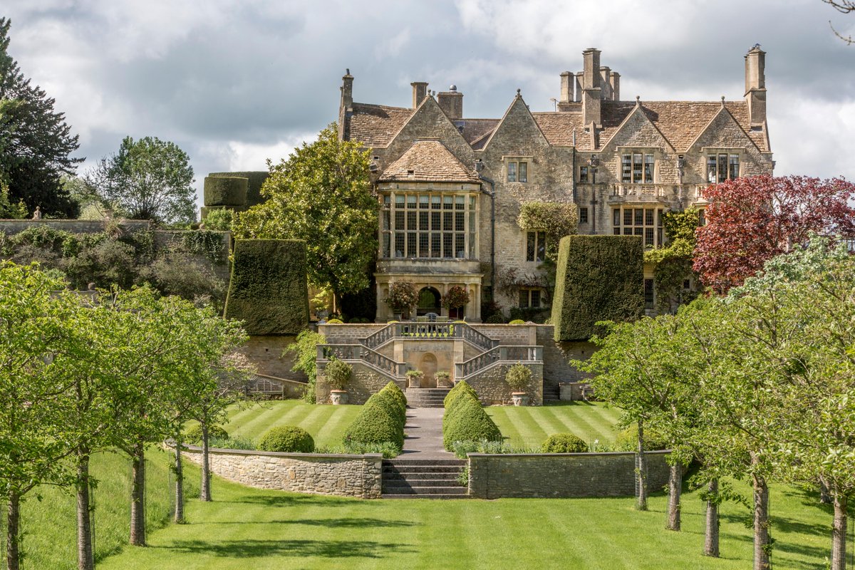 Explore the historic charm of St. Catherine's Court, a Grade I Listed #Manorhouse near Bath. ➡️ savi.li/6014YkUlo Perfectly balancing serenity and sophistication, this is an architectural masterpiece with gardens designed by the legendary #GertrudeJekyll.