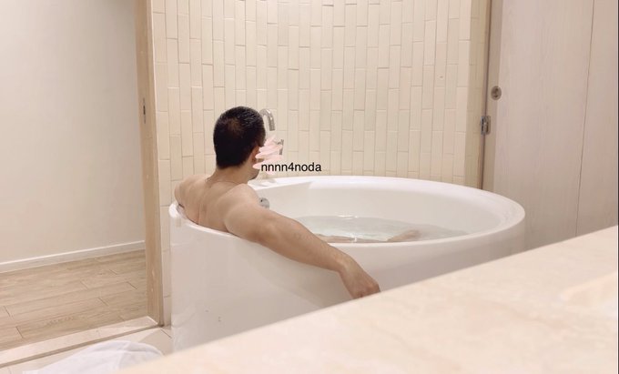 ไม่ได้แช่ซะนานเลยครับ เกือบลืมว่าเป็นสัตว์น้ำ 🐳 https://t.co/E080X5iGpm