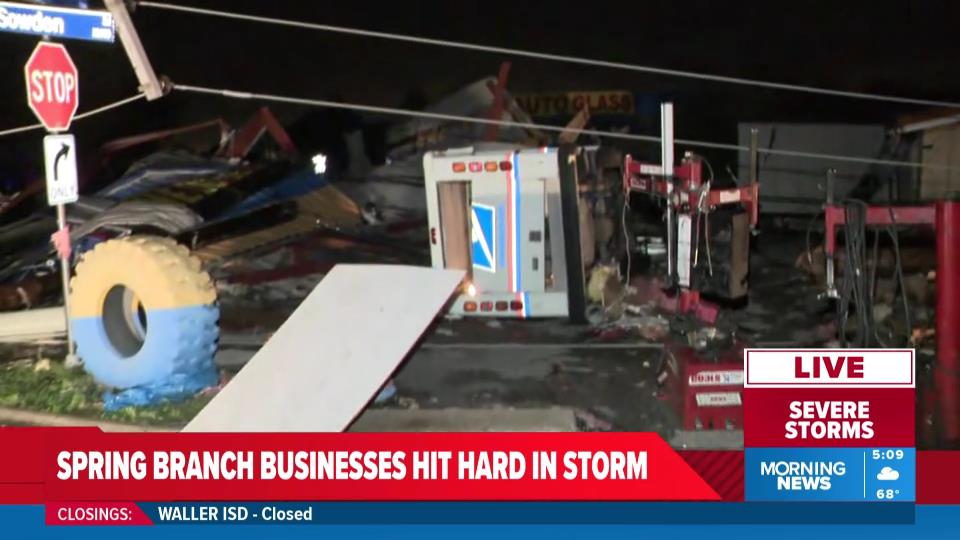 JenReynaTV's tweet image. LIVE reporting to show you the damage this morning. @KHOUStephanie #SpringBranch #westside #debris #stormdamage @KHOU