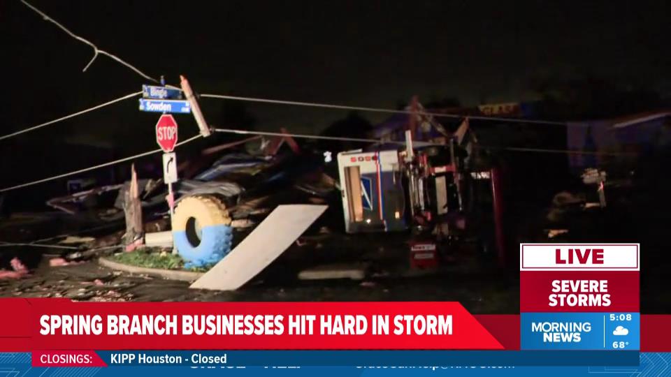JenReynaTV's tweet image. LIVE reporting to show you the damage this morning. @KHOUStephanie #SpringBranch #westside #debris #stormdamage @KHOU
