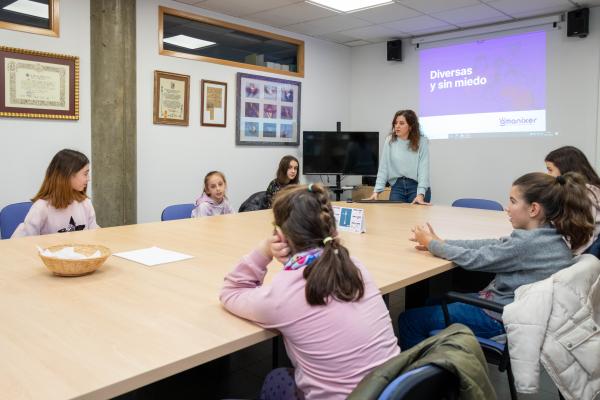 FundacionDfa's tweet photo. 📢 ‘#Diversas y sin miedo’
📌 #Empoderamiento y #prevención de #violencia para chicas con #discapacidad
📌 Tercera edición del proyecto de @amanixer en colaboración con Fundación Dfa
📌 Sesiones 1 vez al mes para adolescentes entre 9 y 13 años
Más info ➡️ https://t.co/qsvG8nj8eS https://t.co/U9oxOrbU9g
