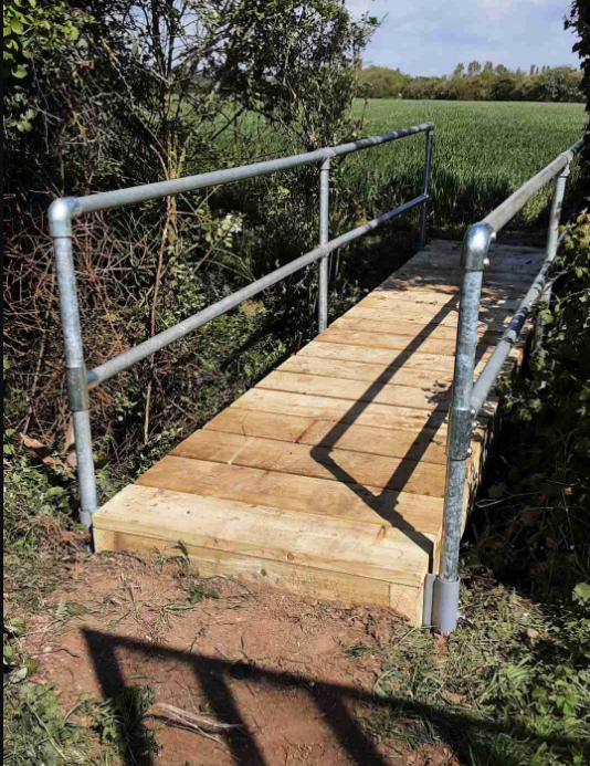 Happy #FootBridgeFriday! Check out this newly installed footbridge located on Footpath 26 #BurnhamOnCrouch. If you would like to explore this route or one of another Public Right of Way (PRoW) route check out our interactive map bit.ly/2WsOdw5