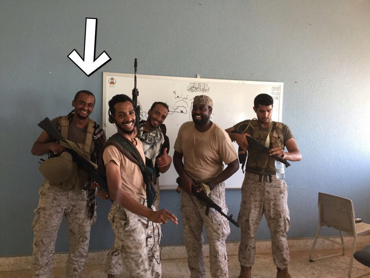 الي حاط عليه سهم بالصورة هذا البطل المظلي
عبدالخالق الشهري حفظه الله ، تعرض موقعه
لهجوم حوثي و اشتبك ضدهم ، اثناء الاشتباك
اخترقت رصاصة جسده و اخترقت الترقوة
وكسرتها مع كسر 3 أضلاع وخرجت الرصاصة
بعد ذلك بالقرب من العمود الفقري..

بالرغم من هذي الإصابة الخطره البطل استمر
يحمل