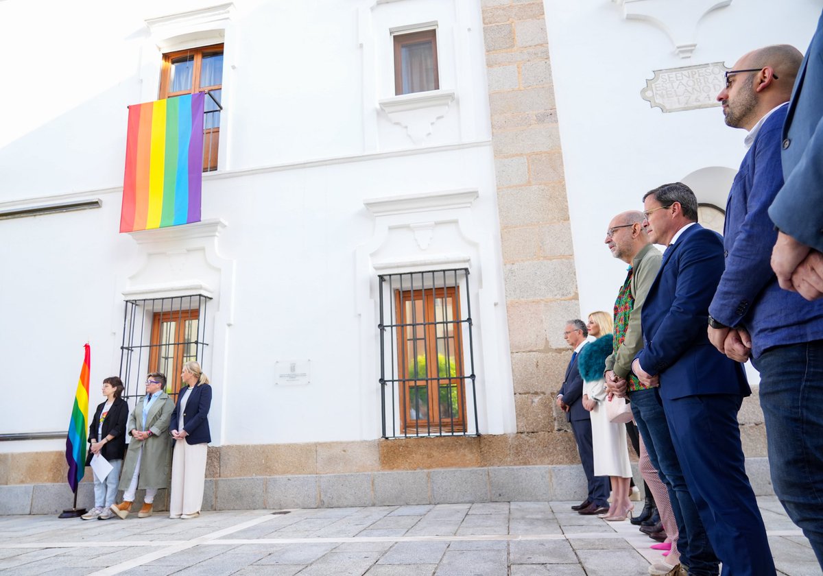 🎙️ “La señora Guardiola rompe consensos históricos en la defensa del colectivo LGTBI para contentar a sus socios de VOX”, @magallardomir. 🏳️‍🌈 Día Internacional contra la Homofobia, Transfobia y Bifobia. ✔️ Más: psoeextremadura.com/la-senora-guar… #CONectandoalFUTURO🌹