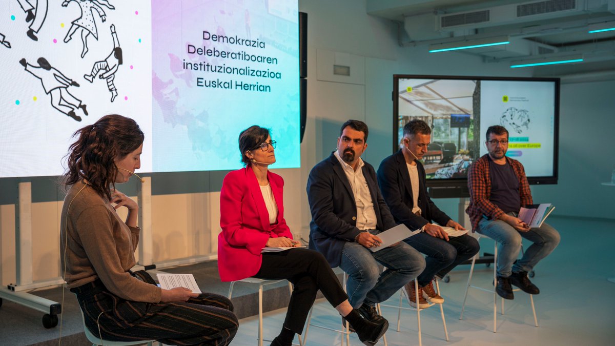 🗣️1. mahai-ingurua: Zein dira erakundeetan demokrazia deliberatiboko praktikak instituzionalizatzeko estrategiak, erronkak eta aukerak❓

💬Eztabaida aberatsa arduradun politiko, ikertzaile, deliberazioan eta berrikuntzan adituak direnen eskutik. #HEDF2024