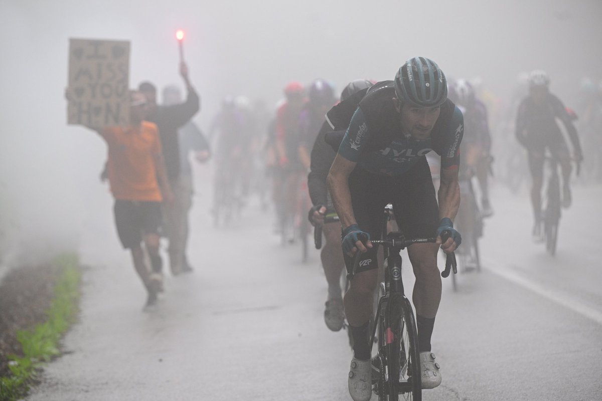 ⚠️NEUTRALIZE OF THE RACE ⚠️ Due to dangerous foggy conditions 1km before of the KOM 1 cat 1 Tsardaki. 📸@NassosTPhoto #tourofhellas #ΙToH2024