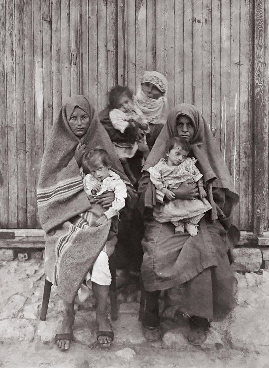 Yalova katliamında kocaları öldürülen Türk kadın ve çocukları. Yalova Katliamı, Nisan-Mayıs 1921'de Yunan ordusunun işgali ile birlikte yerli Rum ve Ermeniler tarafından Yalova bölgesinde Müslümanlara uygulanan mezalimdir.