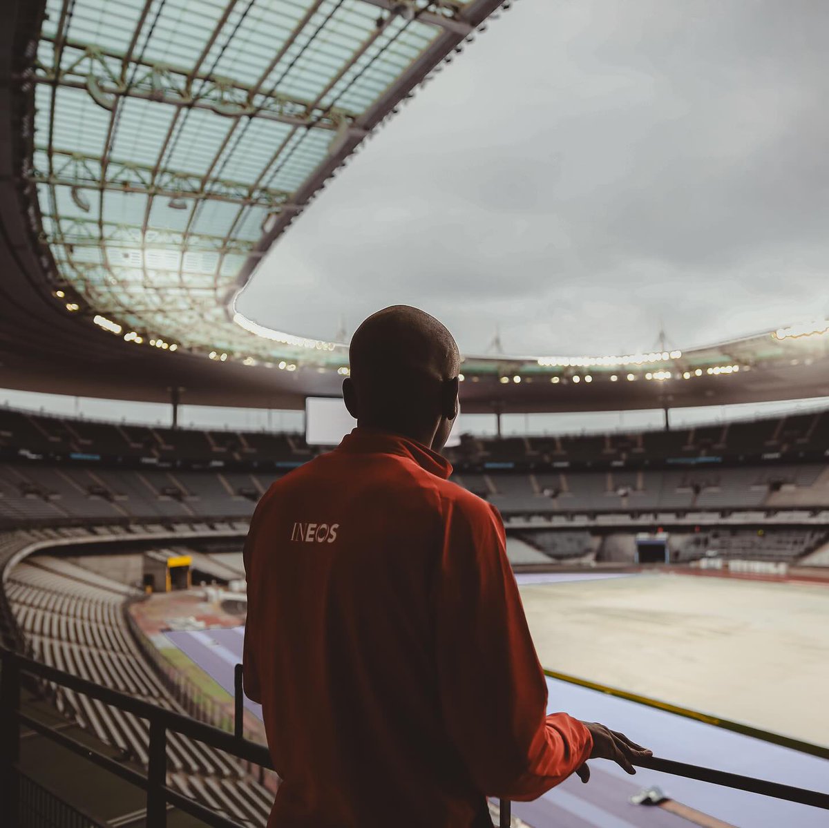 21 years ago @EliudKipchoge competed on this Purple track in Stade de France. This was his first senior title back in 2003 when he won the 5,000m at the @WorldAthletics Championship. 
He had a visit to the special track where #TeamKenya will achieve special dreams.🇰🇪💜