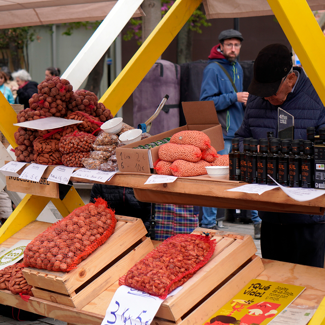 🌿En el #Ecomercado de Logroño, disfruta de una mañana diferente con los propios productores ecológicos riojanos. Cada sábado te esperamos con lo mejor de nuestra tierra, productos frescos, de temporada, 100% ecológicos y a muy buen precio. La esencia de los sabores locales.