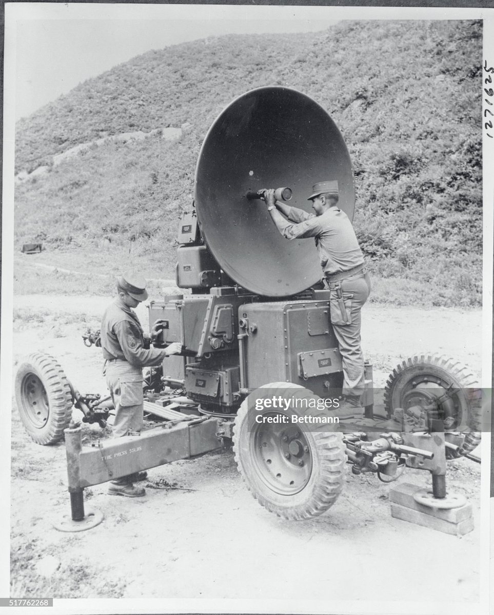 AN/MPQ-10 was introduced in 1951 and was US Army's first counter-battery radar. This 1953 photo probably depicts the improved AN/MPQ-10A, made by Sperry. 🔗 radartutorial.eu/19.kartei/11.a… 🔗 radionerds.com/index.php/AN~M… 🔗 flickr.com/photos/cmwebbj… 📷 gettyimages.co.uk/detail/news-ph… 👁‍🗨 @GettyImages