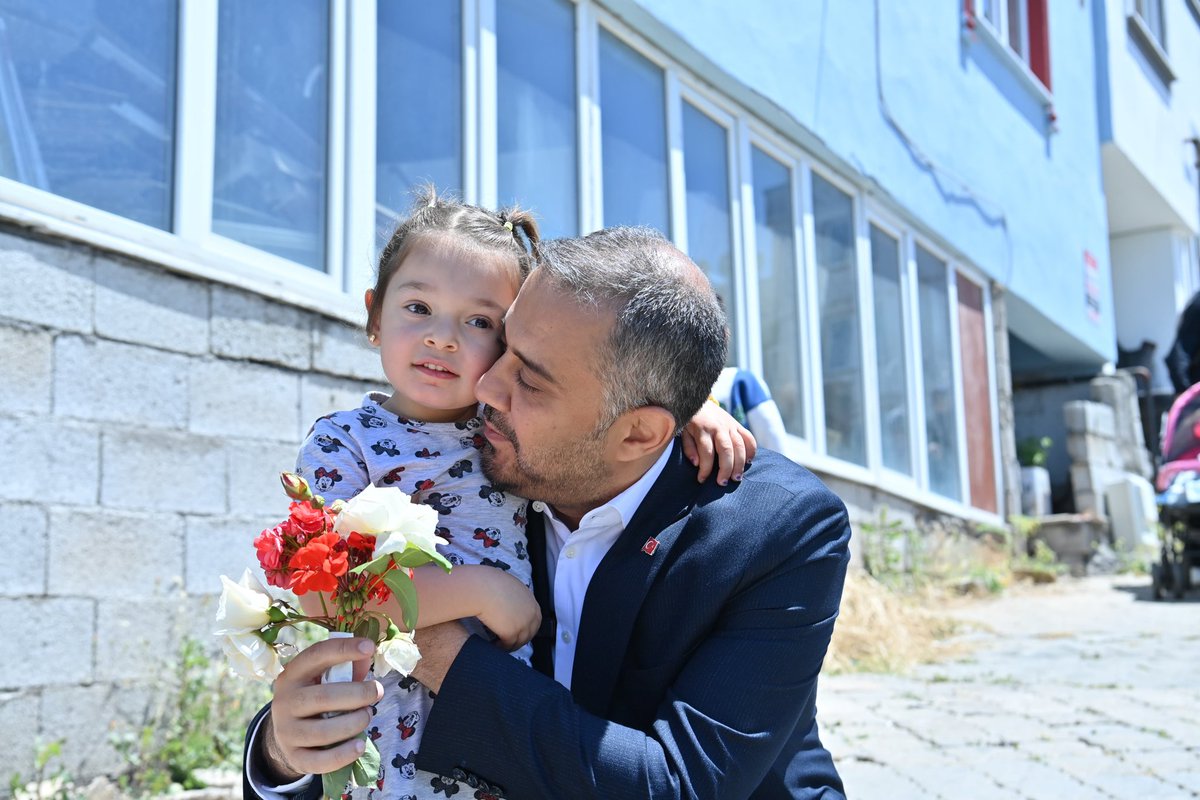 Günlük sarılma dozumuzu aldık ❤️

Başkan amcasına çiçek toplayan güzel kızımızla sevgi yumağı olmamış mıyız? 😍🥰