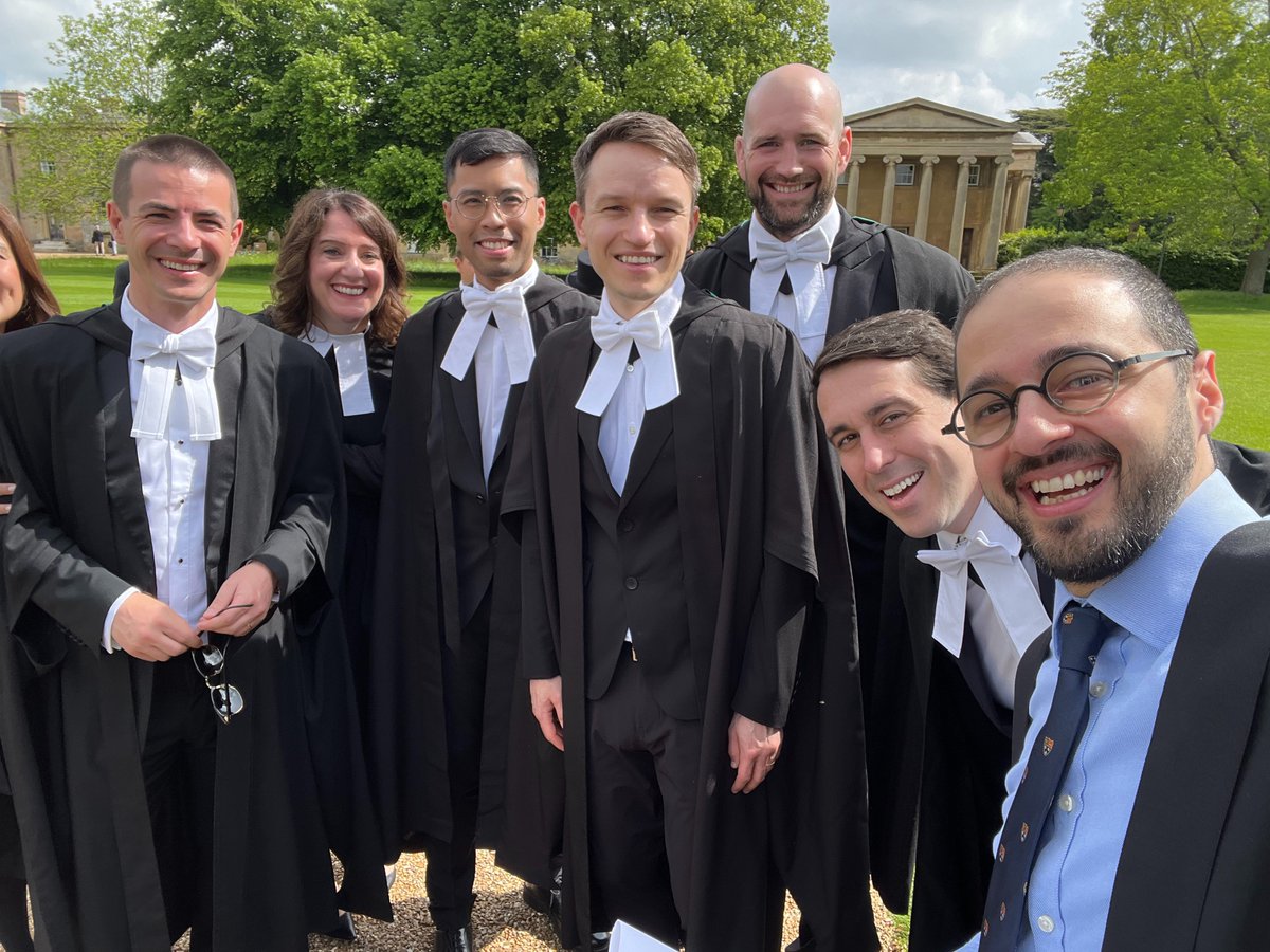 Congratulations to all those graduating today and especially to our @Cambridge_Uni Executive #MBA 2022 cohort!! 🎉🎓 🥂 🎈 🎉 Great to see my brilliant students from @Kings_College and @QueensCam at the Congregation of the Regent House at the beautiful @downingcollege this
